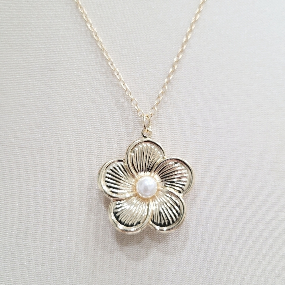 Brand New Gold Tone Flower Pearl Pendent Necklace 20"